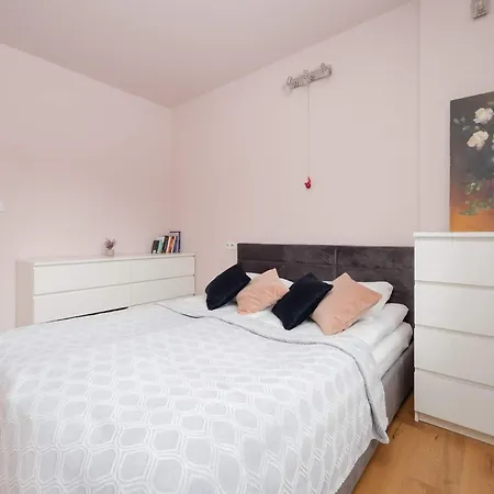 Atmospheric In For 4 Guests By Renters Varsóvia