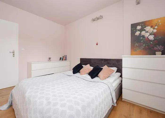 Atmospheric In For 4 Guests By Renters وارسو